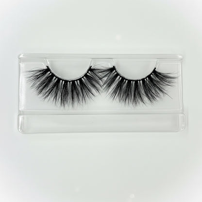 AQueenzDen Big Baus Real Mink Fluffy Lashes, handcrafted for a bold, voluminous look. Cruelty-free mink.