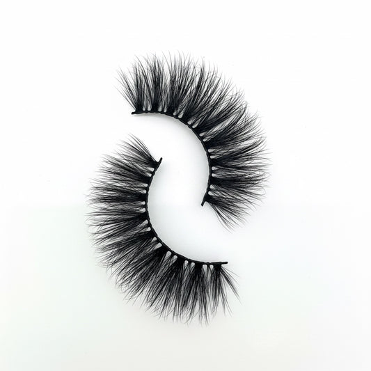 AQueenzDen Big Baus Real Mink Fluffy Lashes, handcrafted for a bold, voluminous look. Cruelty-free mink.
